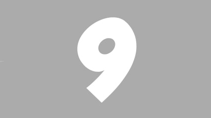 Брюнетка мастурбирует свою выбритую пизду на камеру крупным планом