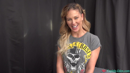 Фут фетиш и горячий секс с пышногрудой милфой по соседству