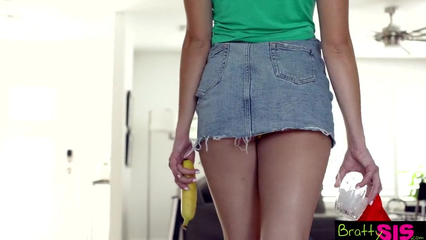 Сводная сестра не смогла остановиться и мне пришлось её трахнуть