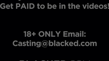 Стройная девчонка развлекается с двумя большими черными членами